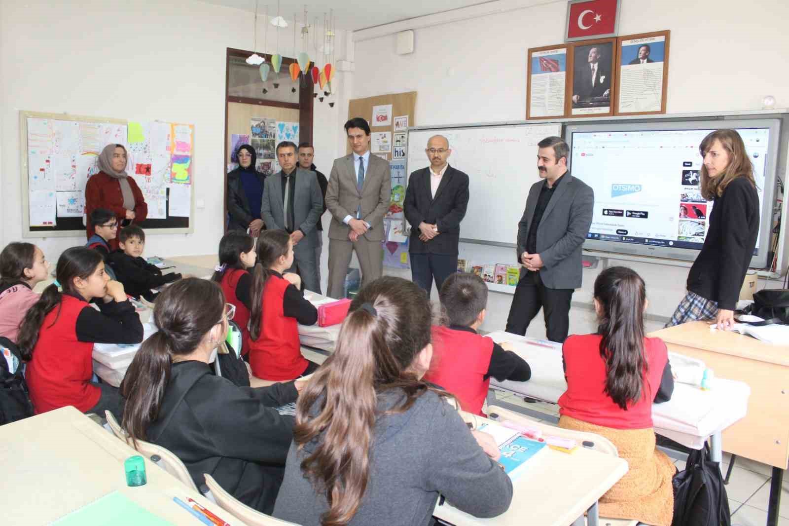 Muğla’nın Köyceğiz ilçesi Kaymakamı Mert Kumcu, İlçe Milli Eğitim Müdürü