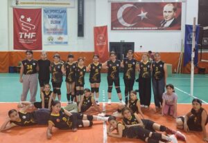 Muğla’nın Köyceğiz ilçesinde kurulan mini voleybol takımında her hafta değişen