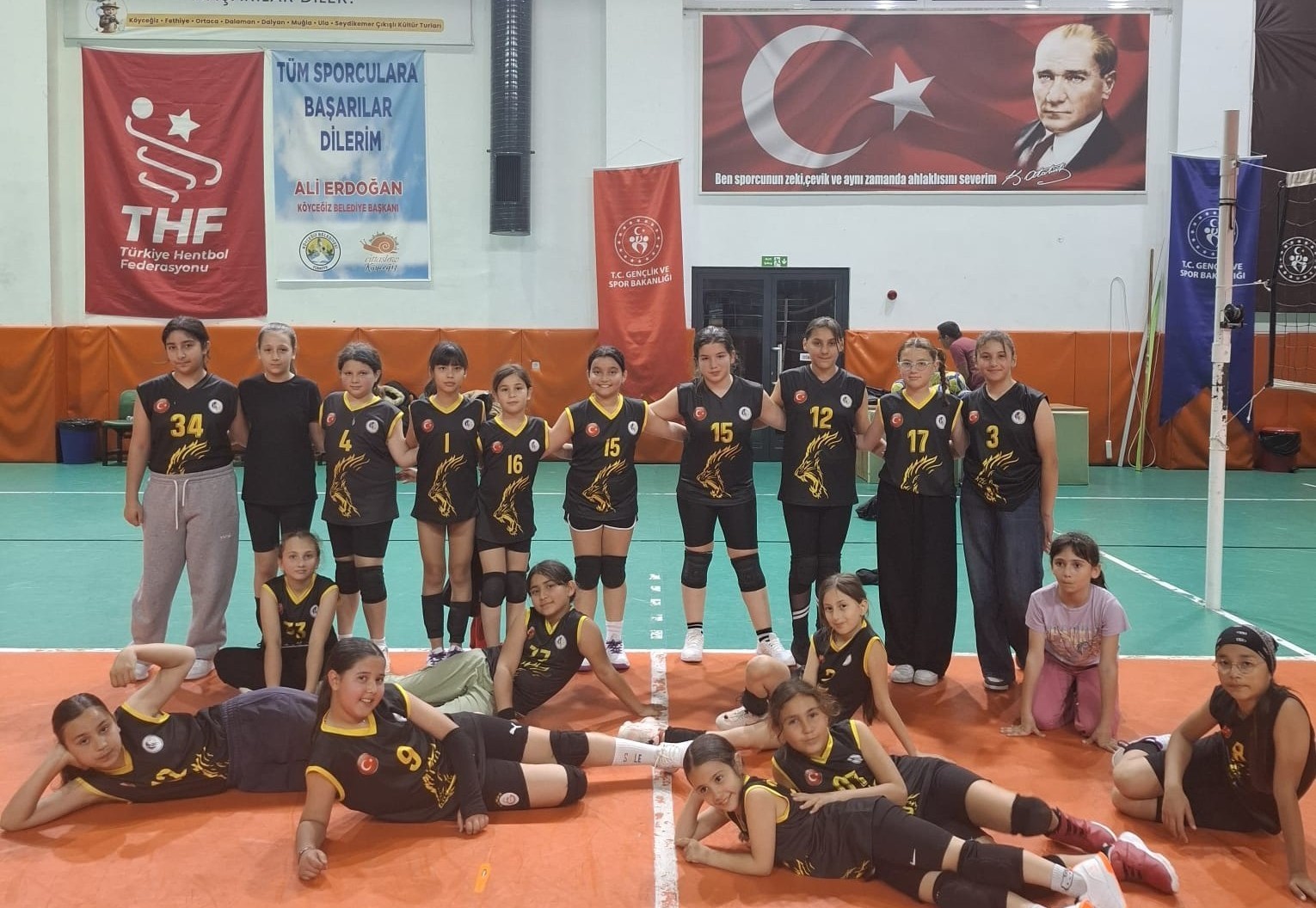 Muğla’nın Köyceğiz ilçesinde kurulan mini voleybol takımında her hafta değişen