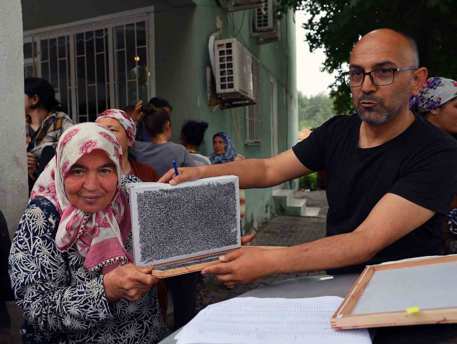 Muğla’da kırsal kalkınmayı destekleyen alternatif üretim modellerinden biri olan ipekböcekçiliğinin