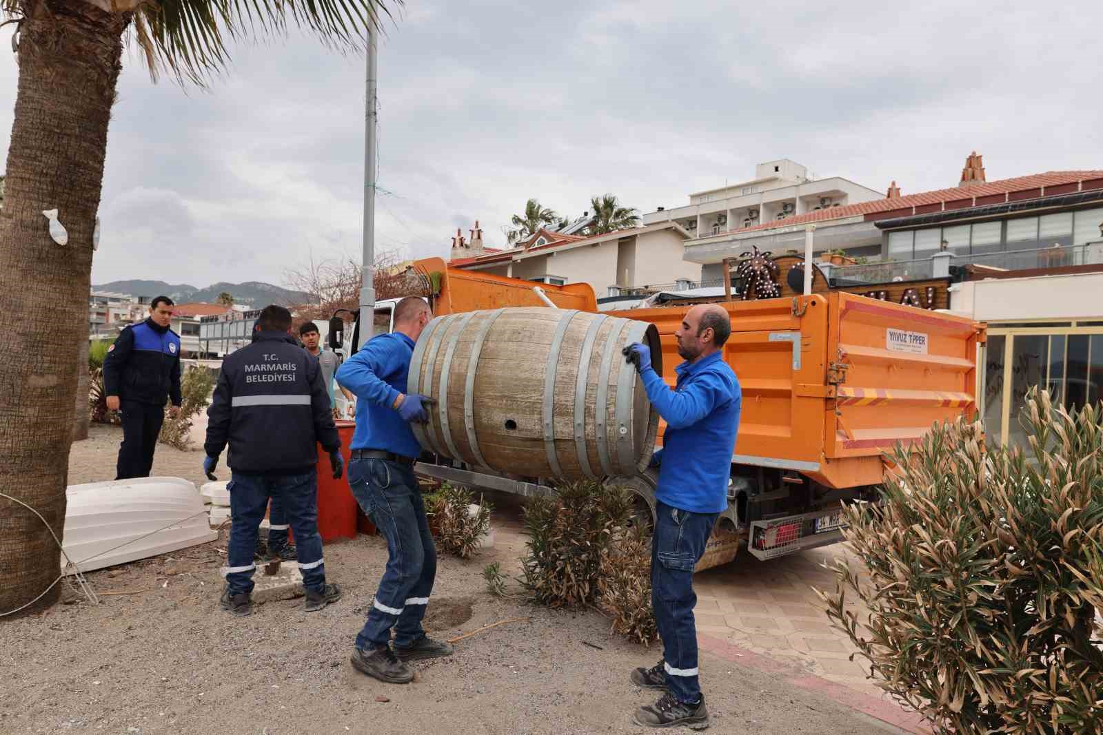 Marmaris Belediye Başkanı Acar Ünlü, Uzunyalı’da sezon öncesi incelemelerde bulunarak