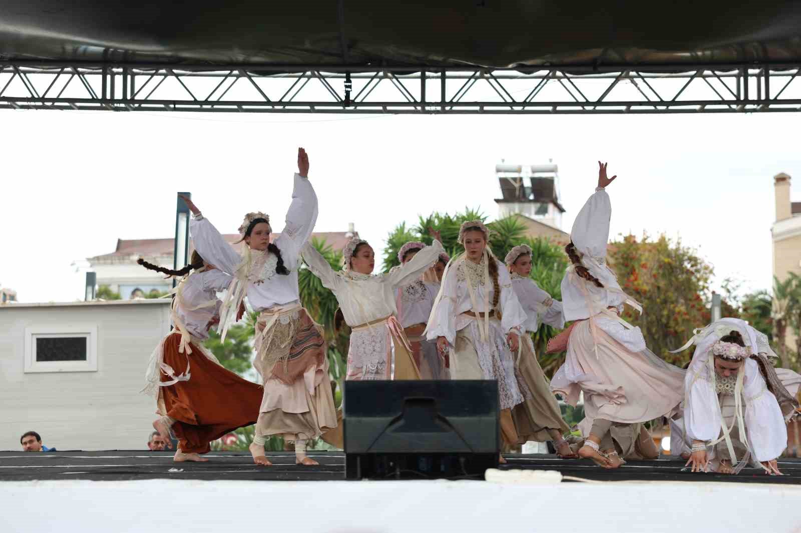 Marmaris Uluslararası Çocuk Festivali’nin ikinci gününde 19 Mayıs Gençlik Meydanı