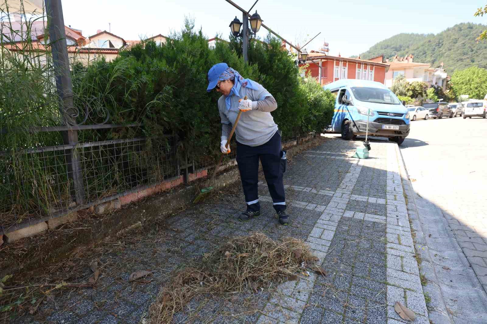 Marmaris Belediyesi, baharın gelmesiyle birlikte ilçe genelinde kapsamlı temizlik çalışmalarına