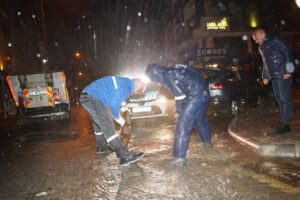 Marmaris’te etkili olan sağanak yağmur ve fırtına nedeniyle belediye ekipleri