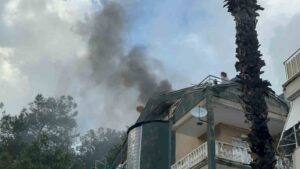 Muğla’nın Marmaris ilçesinde beş katlı bir apartmanın çatı katında çıkan