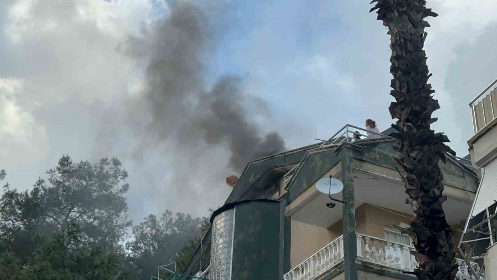 Muğla’nın Marmaris ilçesinde beş katlı bir apartmanın çatı katında çıkan