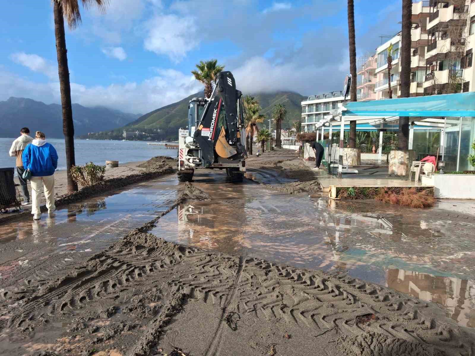 Muğla’nın Marmaris ilçesinde etkili olan fırtına ve sağanak sonrasında denizden