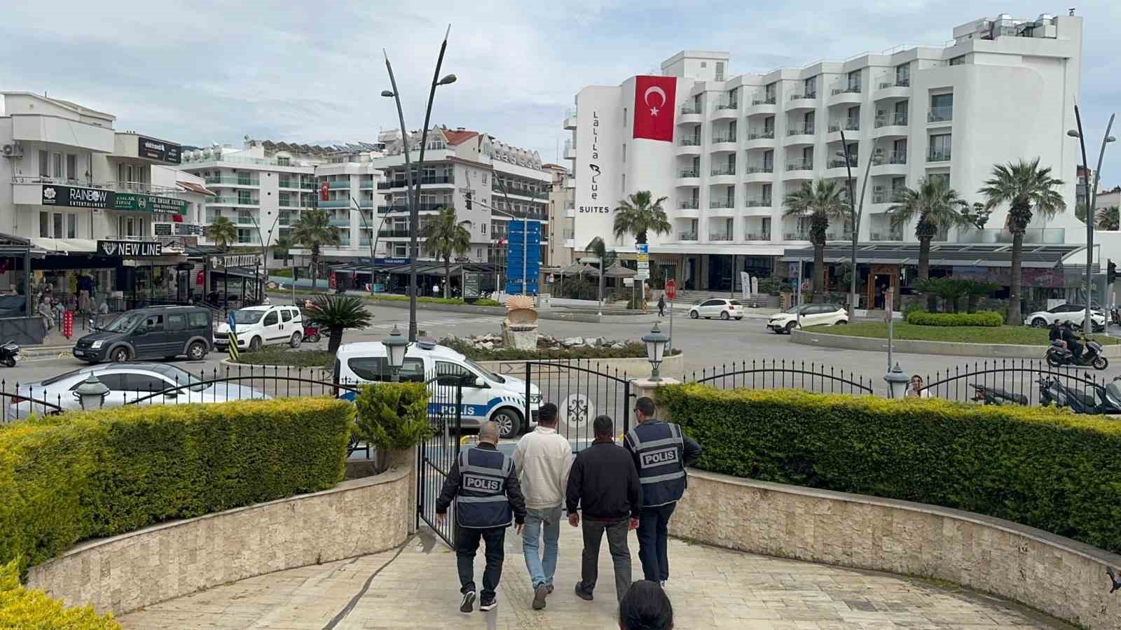 Muğla’nın Marmaris ilçesinde denize tekne indiren vincin taşıma kolunun kopması