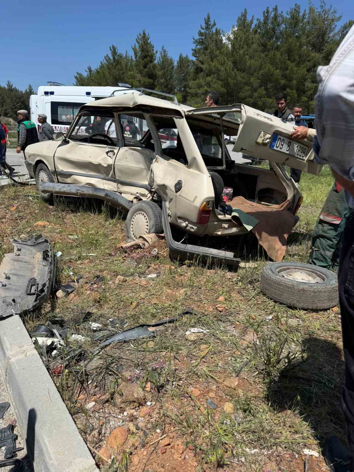 Muğla’nın Menteşe ilçesi Denizli Karayolu üzerinde meydana gelen kazada araçlar