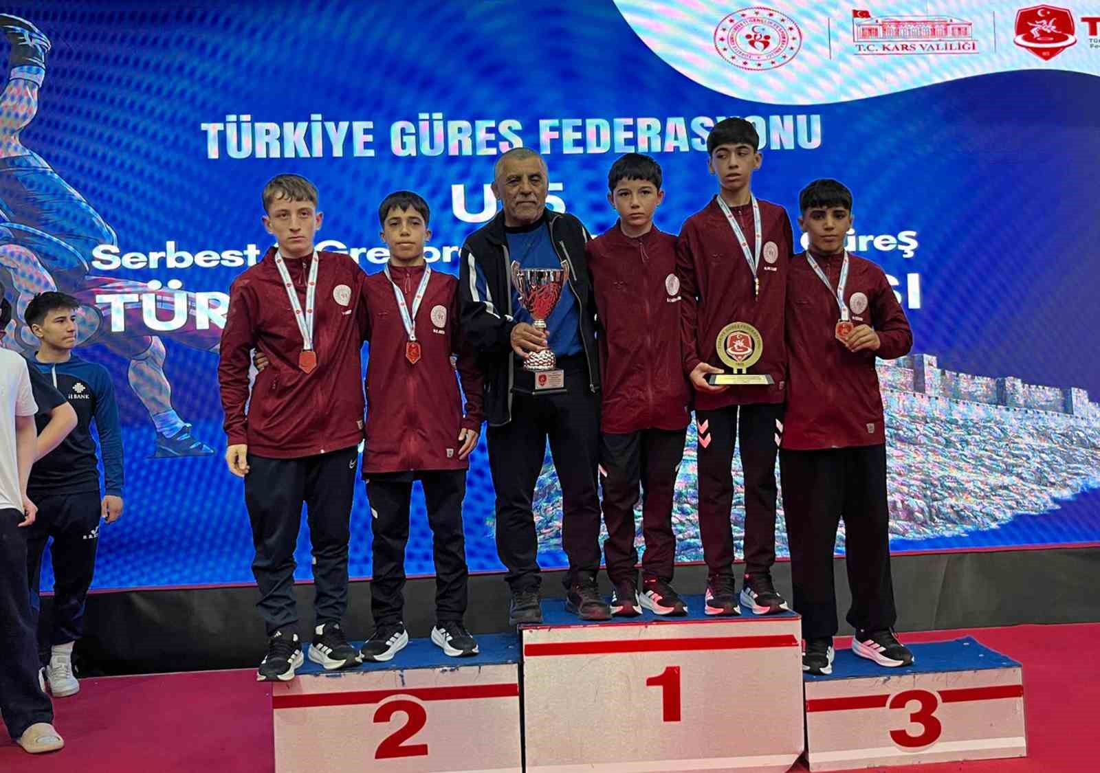 Kars’ta düzenlenen U15 Grekoromen Güreş Türkiye Şampiyonası’nda Milas Mehmet Güçlü