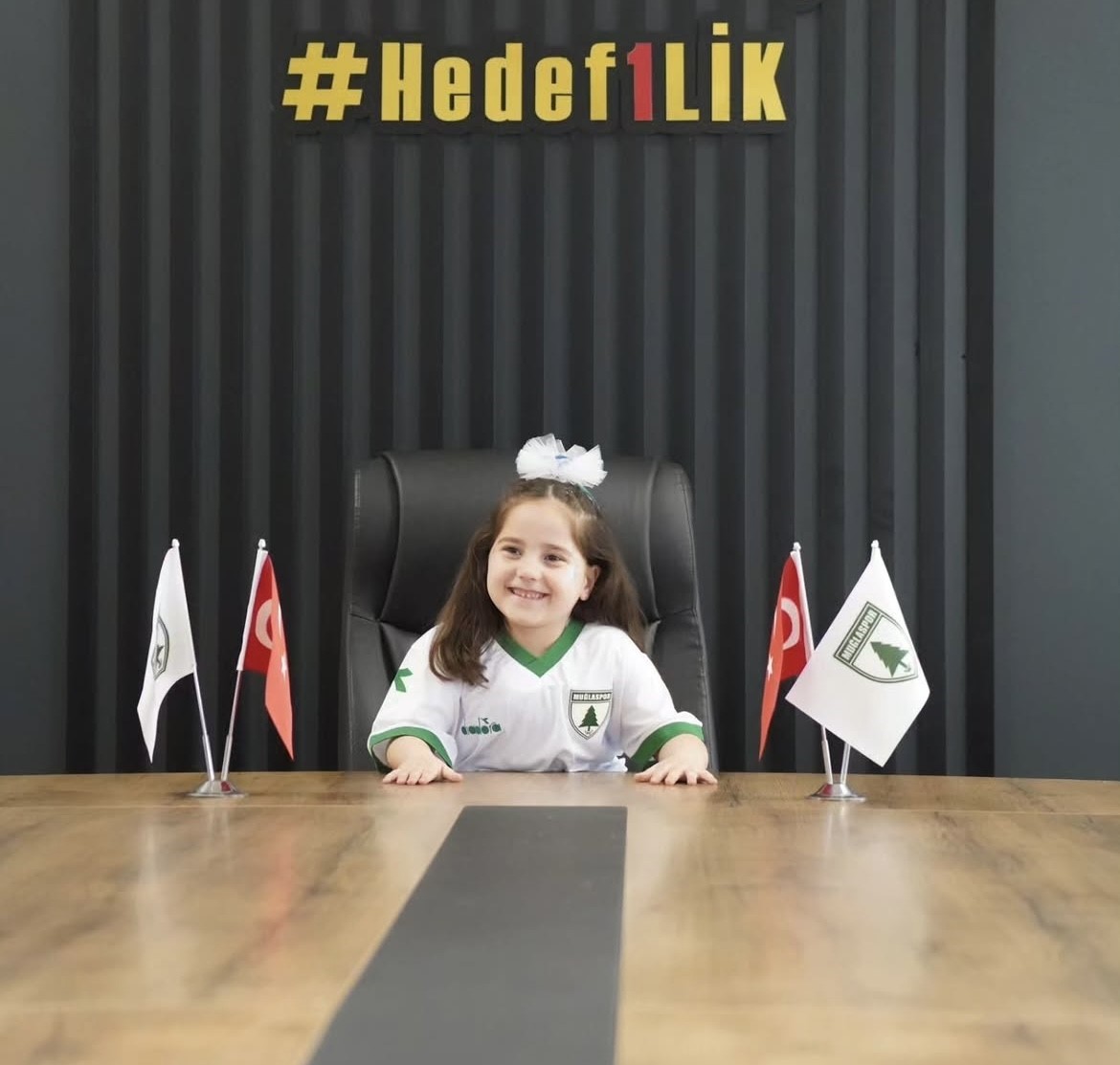 23 Nisan kutlamaları kapsamında başkanlık makamını devralan Yağmur Tağ, ilk