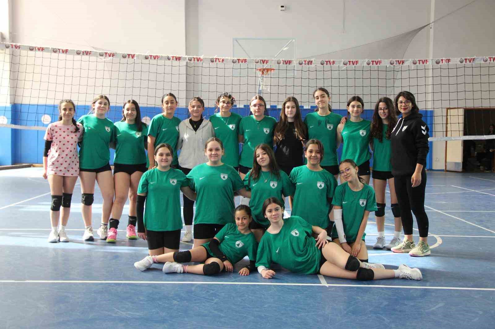 Muğlaspor Voleybol Antrenörü Şevvanur Çeviker, altyapıda üç farklı kategoride yoğun
