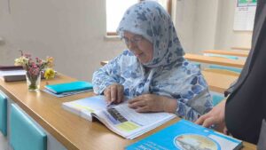 Muğla’da yaşayan 66 yaşındaki Gülgün Akçay, içindeki okuma sevdasını yarım