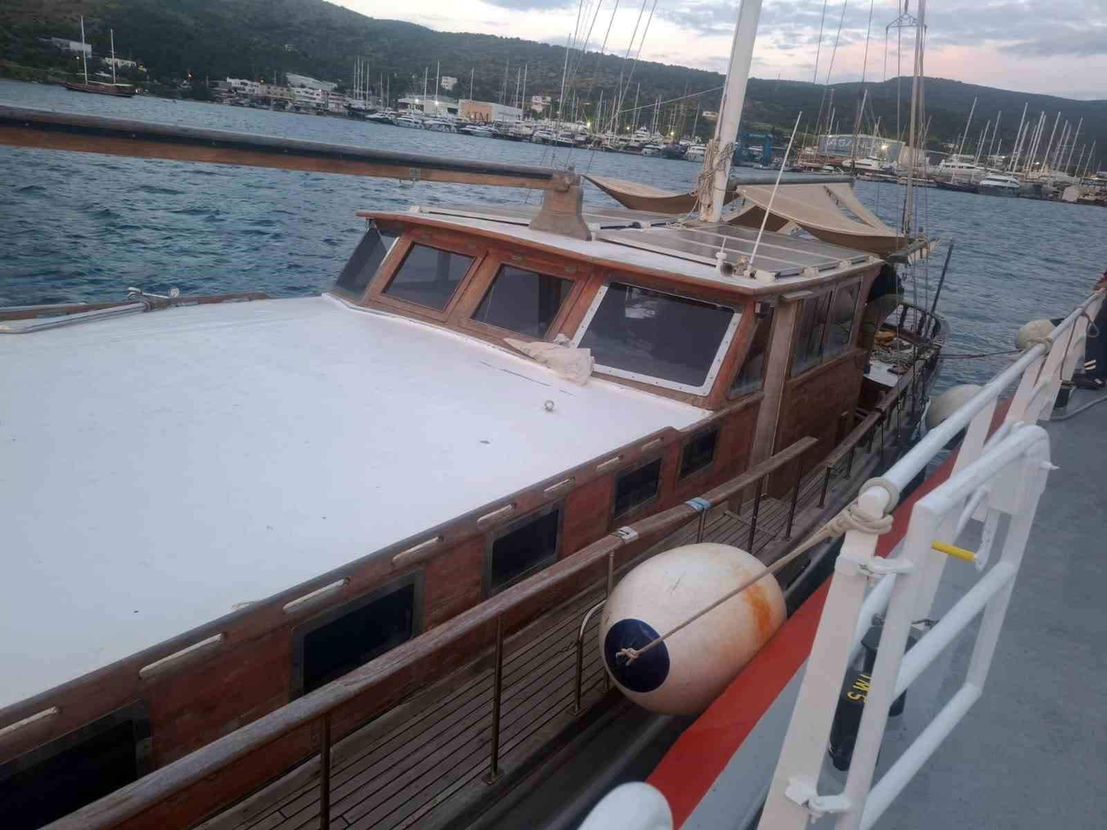 Muğla’nın Bodrum ilçesinde içinde 3 kişinin bulunduğu tekne su almaya