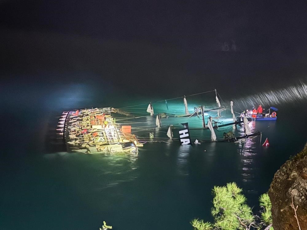 Muğla’nın Fethiye ilçesinde kayalıklara çarparak batan teknede kayıp olarak kişinin