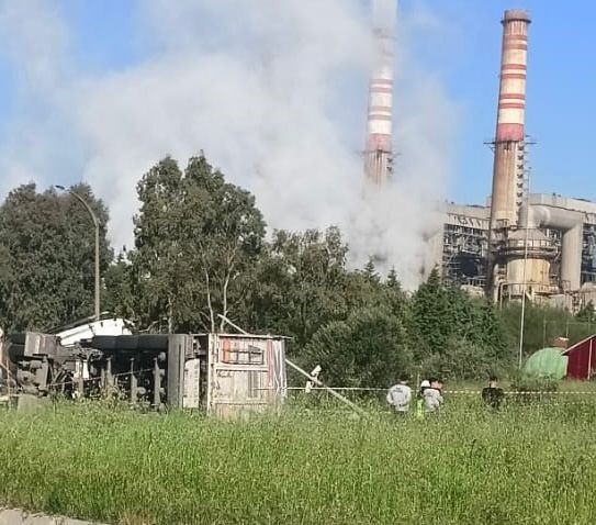 Yatağan-Milas karayolunda meydana gelen kazada kömür yüklü bir kamyon devrilirken,