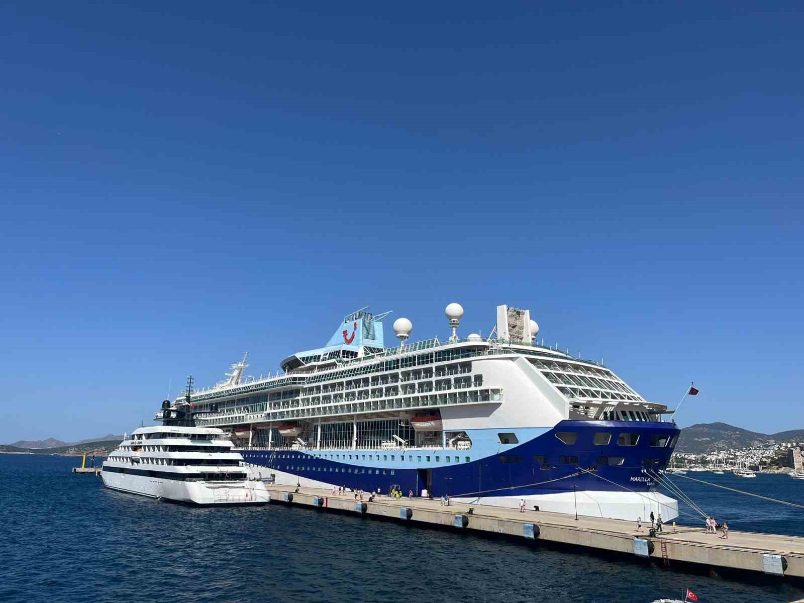 Muğla’nın Bodrum ilçesine gelen ’Marella Discovery’ ve ’Emerald Azzurra’ toplam