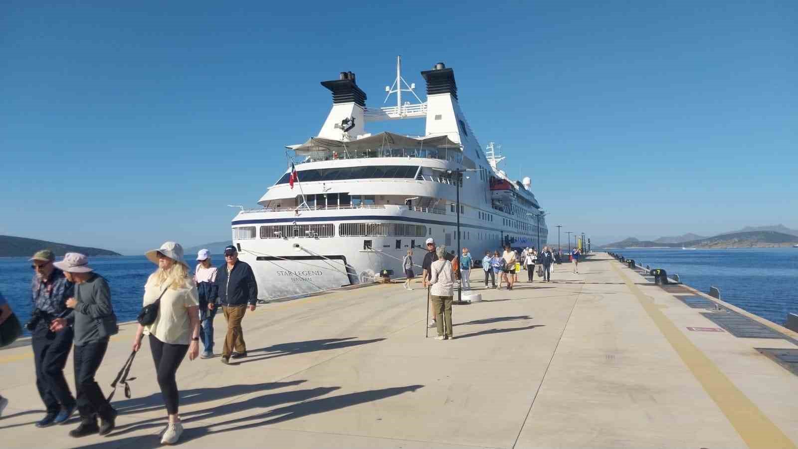 Muğla’nın Bodrum ilçesine gelen Star Legend adlı yolcu gemisi, 274