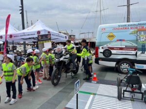 Muğla’nın Bodrum ilçesinde Trafik Haftası kapsamında kurulan stantta öğrenci ve
