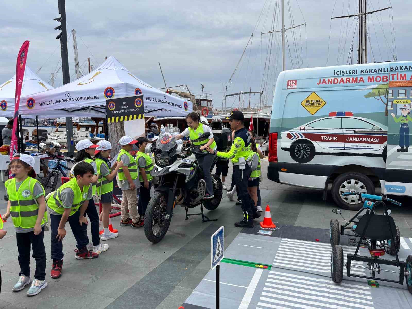 Muğla’nın Bodrum ilçesinde Trafik Haftası kapsamında kurulan stantta öğrenci ve