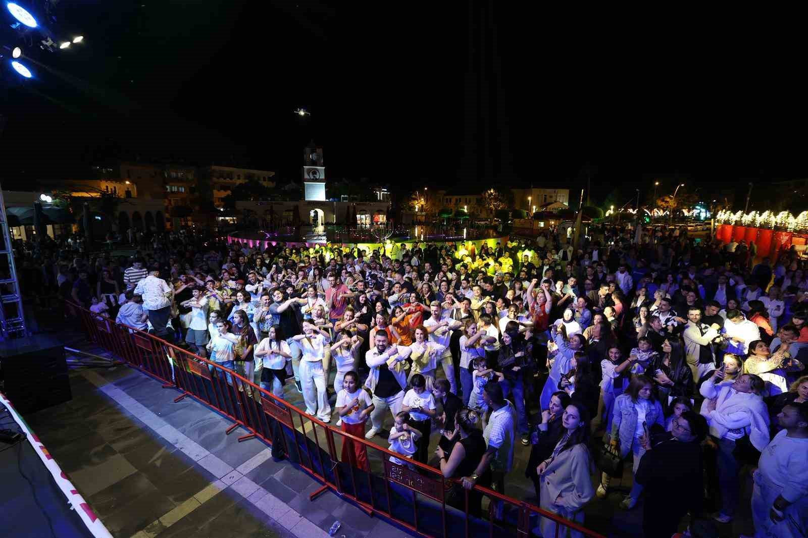 Marmaris Latin Fest kapsamında düzenlenen Latin Partisi, yüzlerce dans tutkununu