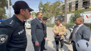 Muğla’nın Datça ilçesinde Trafik Haftası kapsamında düzenlenen uygulamada, kasksız motosiklet