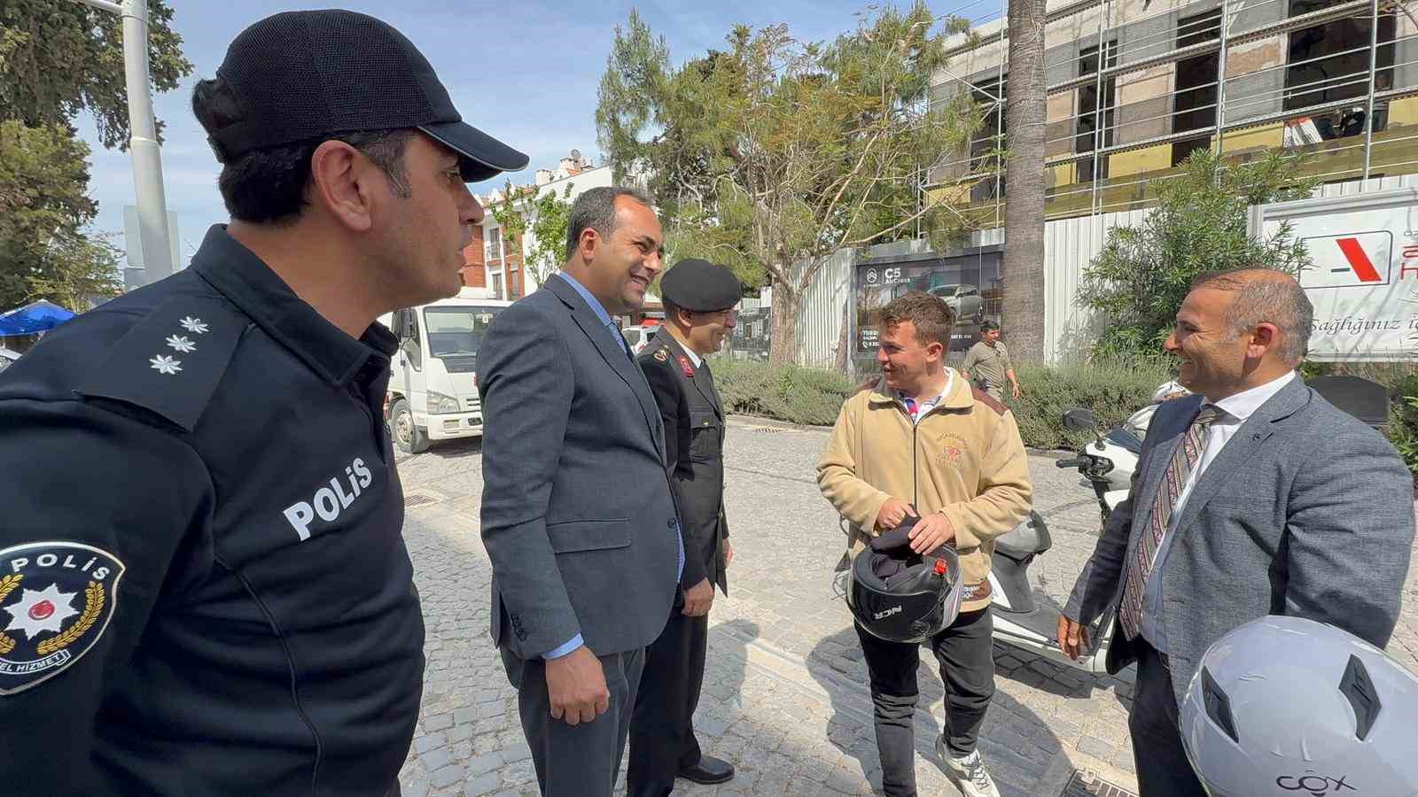 Muğla’nın Datça ilçesinde Trafik Haftası kapsamında düzenlenen uygulamada, kasksız motosiklet