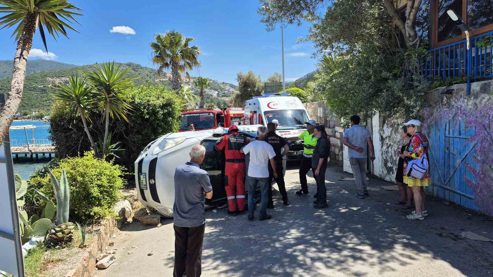 Muğla’nın Bodrum ilçesinde yol kenarındaki taş duvara çarpan otomobil yan