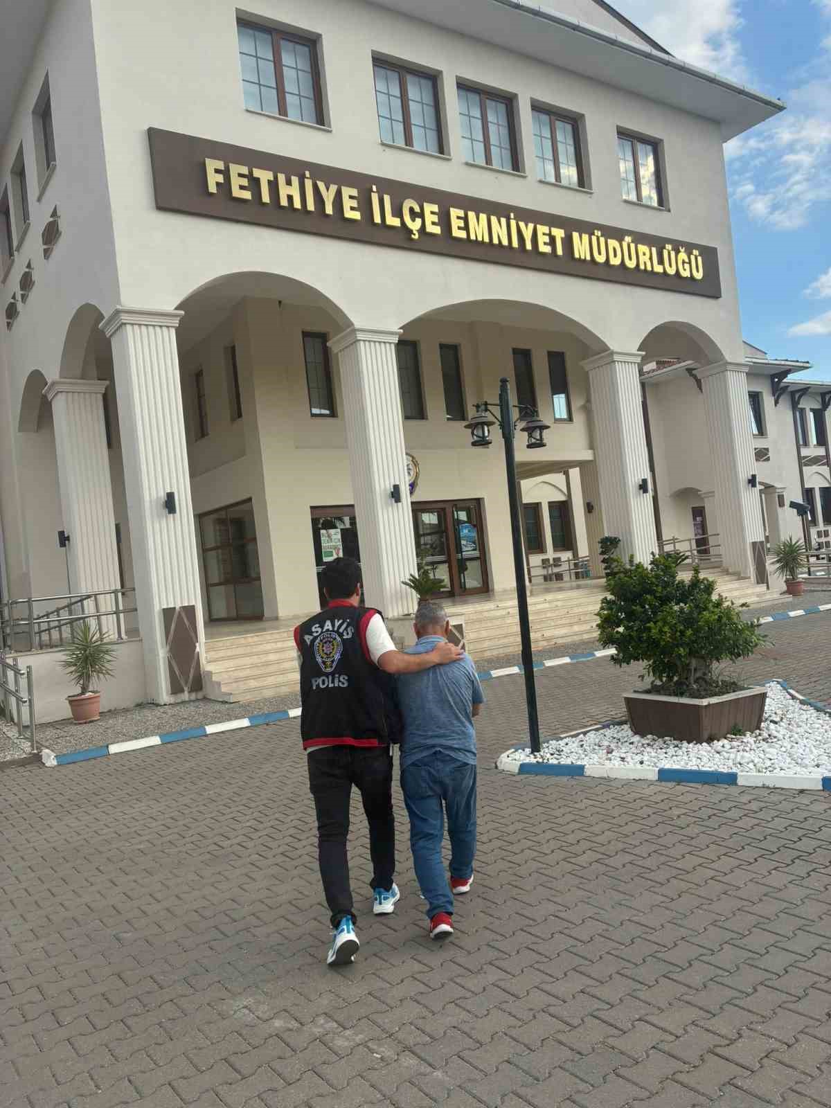 Fethiye’nin Karaçulha Mahallesi’nde, haklarında kesinleşmiş hapis cezası bulunan ve uzun