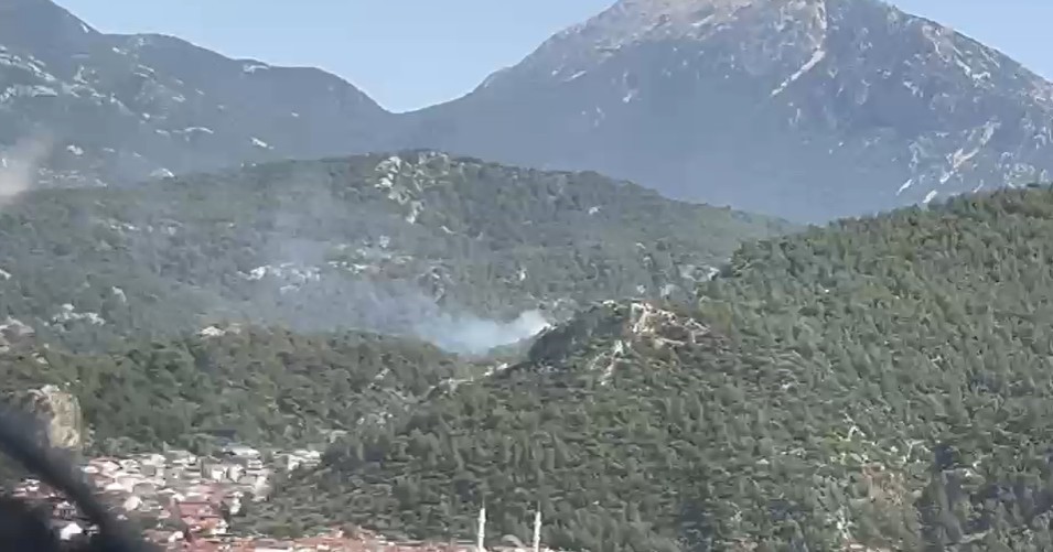 Muğla’nın Fethiye ilçesinde ormanlık alanda çıkan yangına ekipler havadan ve