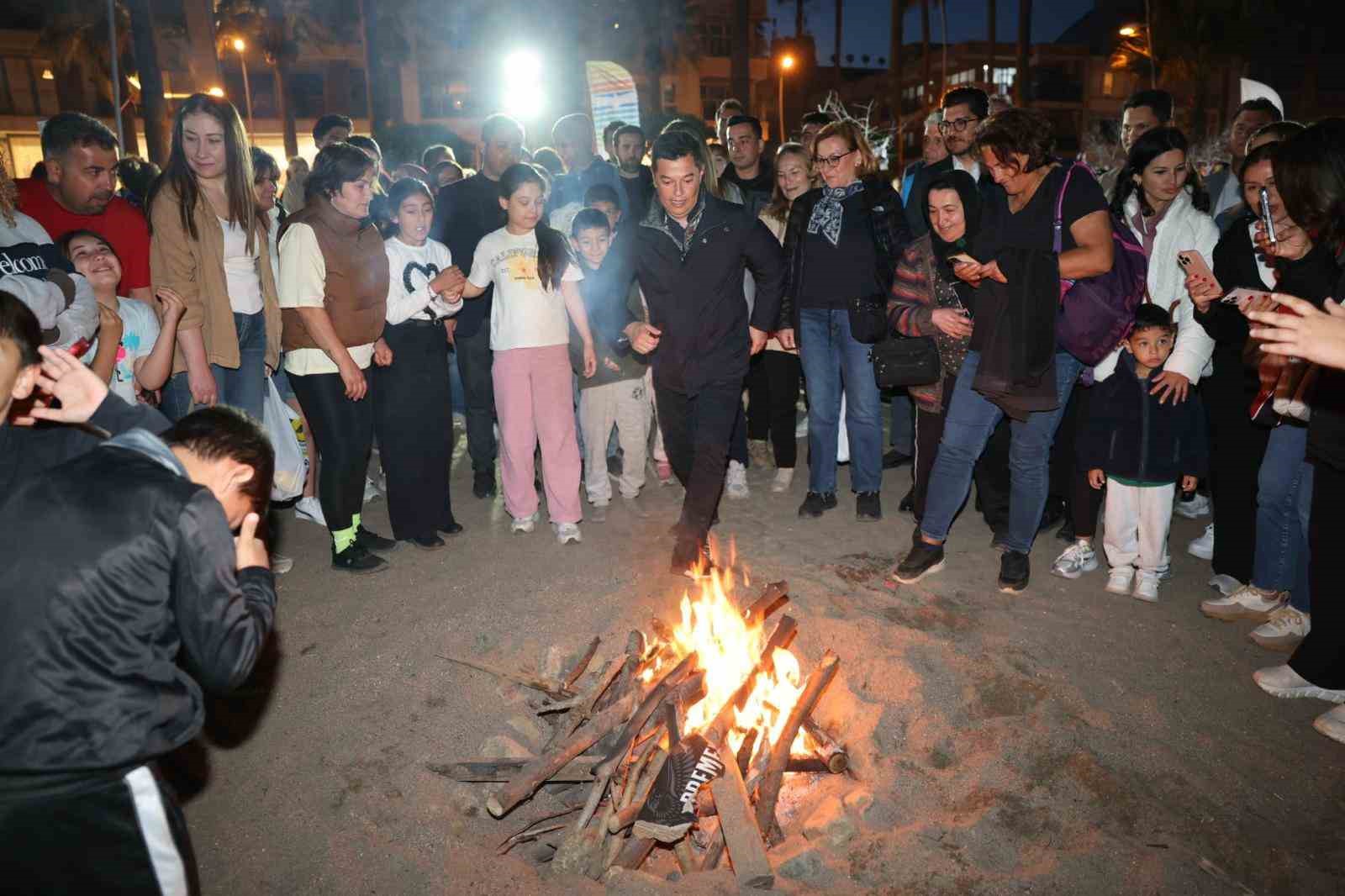 Hıdırellez, Muğla’nın Marmaris ilçesi halk plajında düzenlenen etkinlikle kutlandı. Marmaris