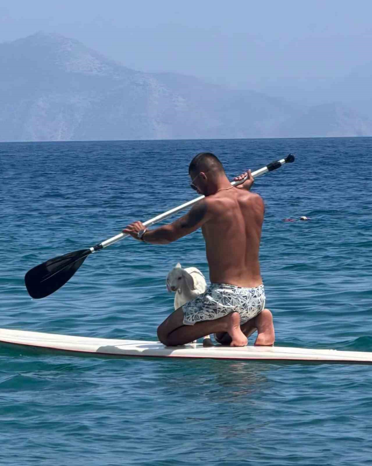 Muğla’nın Datça ilçesinde henüz 1 aylık keçi yavrusu, sahibiyle birlikte