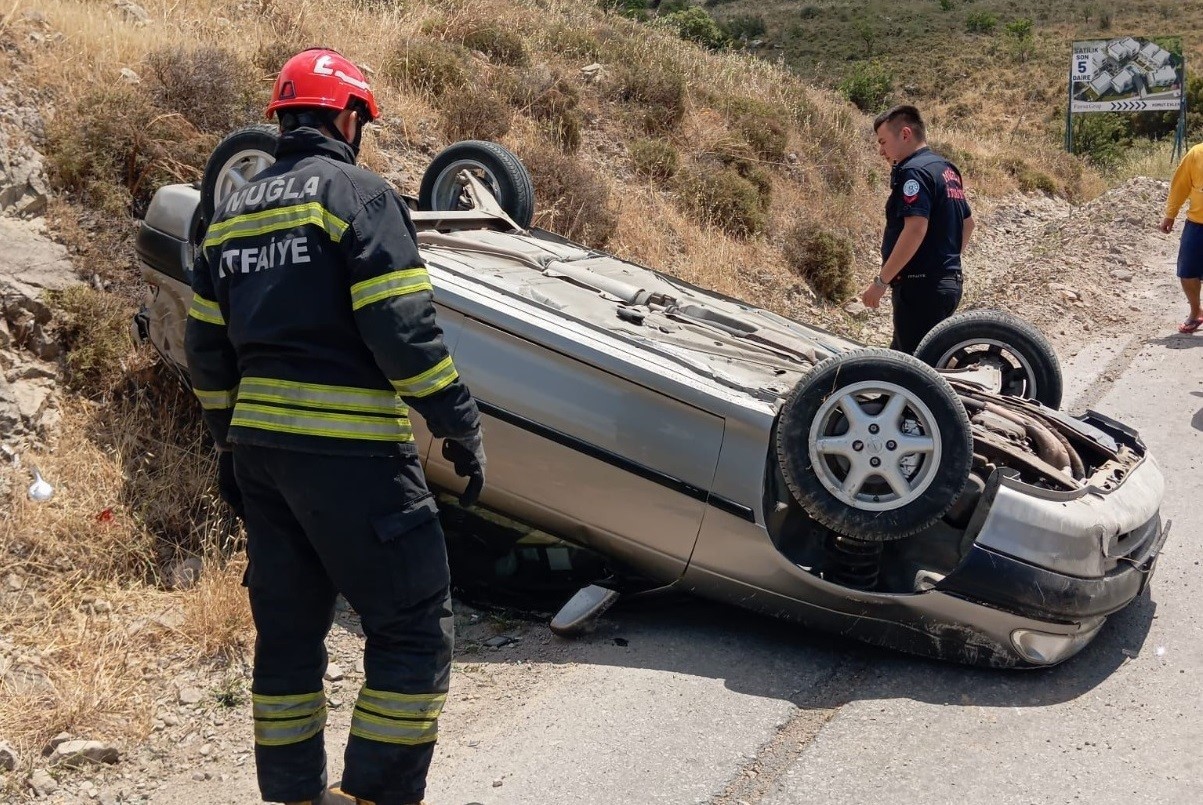 Muğla’nın Bodrum ilçesinde virajda kontrolden çıkan otomobil devrilirken, şans eseri