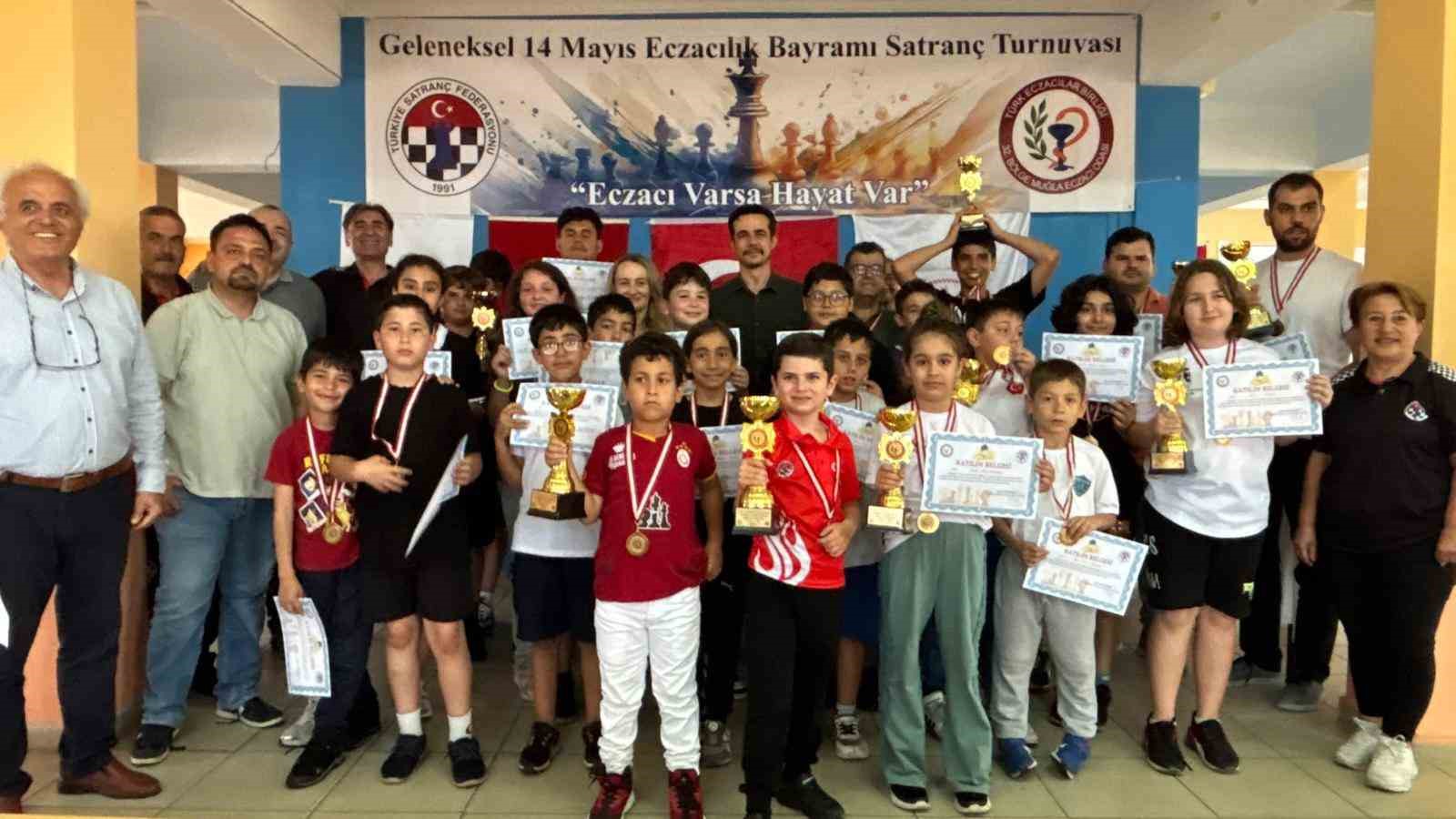 Muğla’nın Köyceğiz ilçesinde Türkiye’nin farklı illerinden gelen satranç sporcuları Satranç