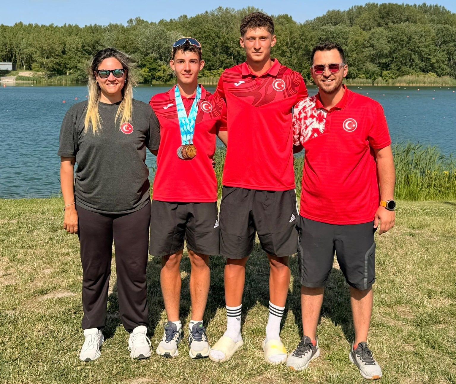 Muğla’nın Köyceğiz ilçesinde kano sporuyla uğraşan iki sporcu Bratislava’da üstün