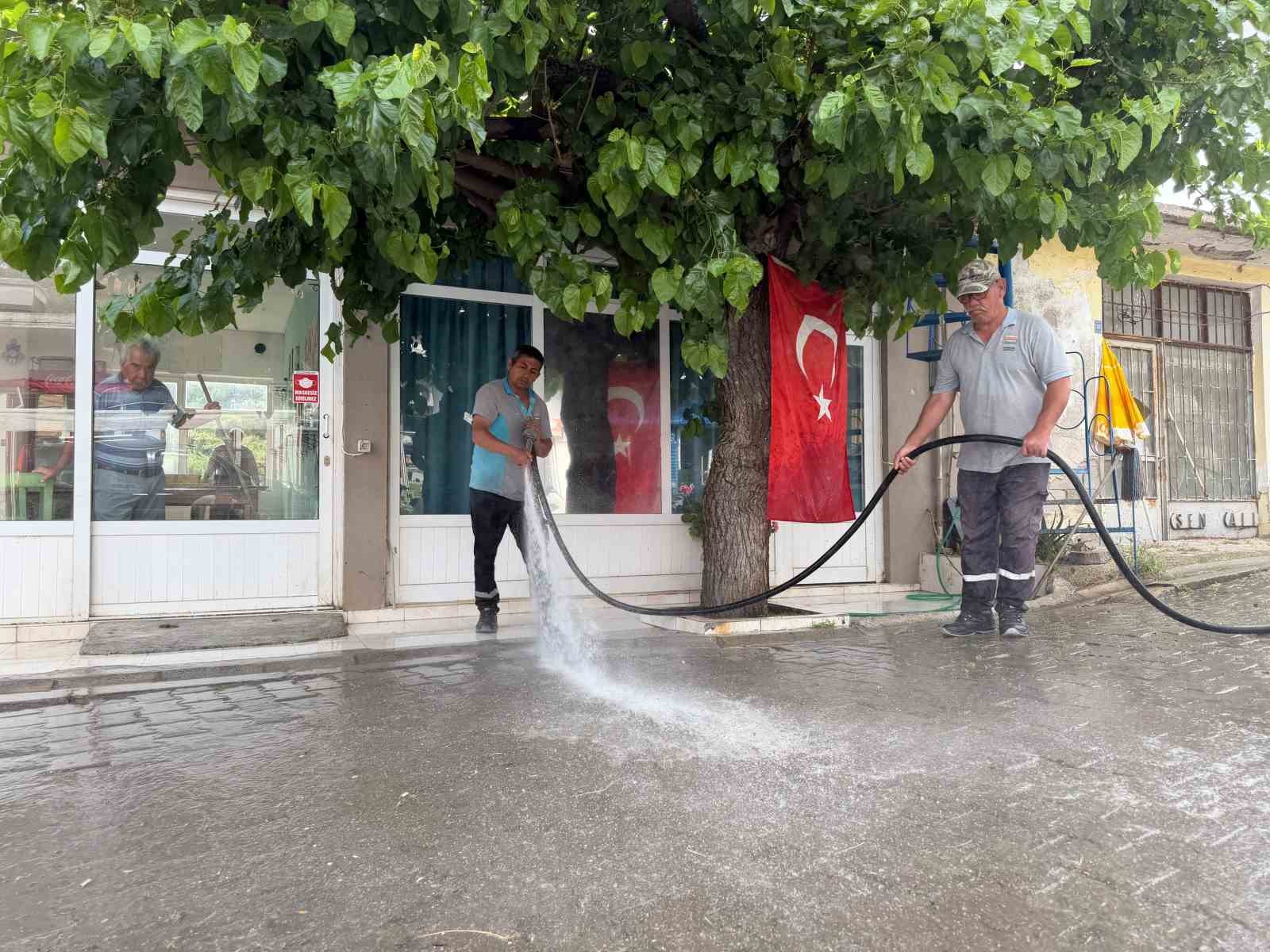 Marmaris Belediyesi, turistik mahallelerde kapsamlı bir temizlik çalışması gerçekleştiriyor. Temizlik