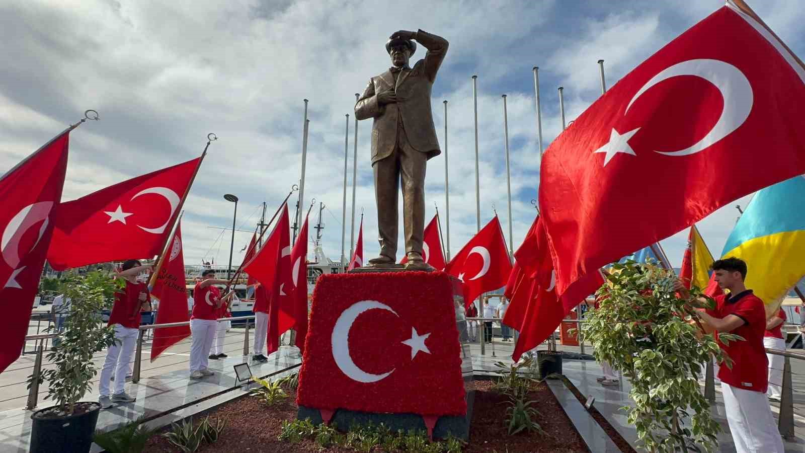 Ulu Önder Mustafa Kemal Atatürk’ün bağımsızlık meşalesini gençliğe emanet ettiği