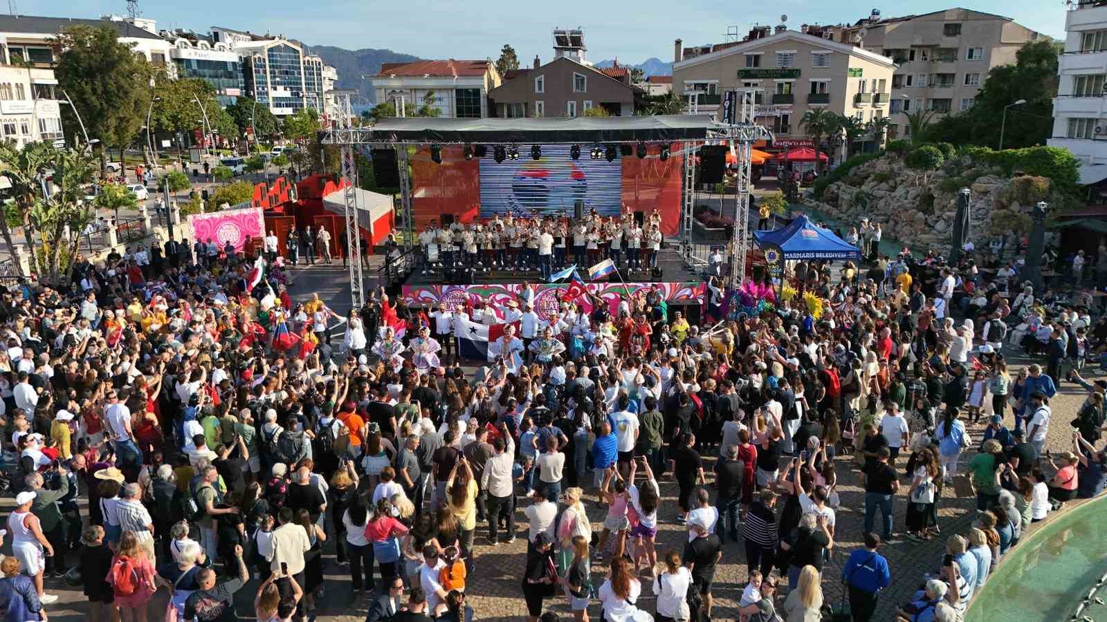 Marmaris Belediyesi’nin ilk kez düzenlediği Latin Fest, renkli korteji, dans