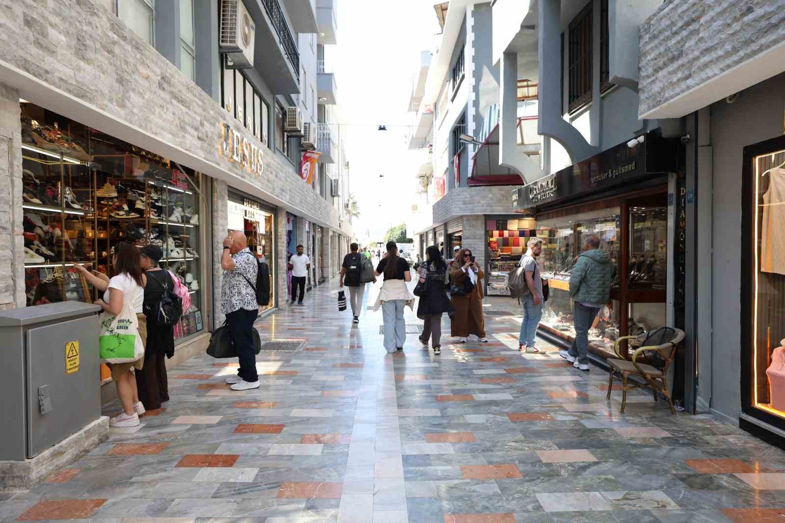 Marmaris Belediyesi’nin çarşıda gerçekleştirdiği dönüşüm çalışmaları meyvesini verdi. Yenilenen sokaklar,