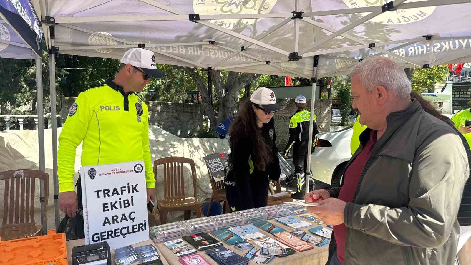 Trafik Günü ve Haftası kapsamında Muğla’nın Menteşe ilçesinde kurulan farkındalık