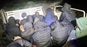 Muğla’nın Milas ilçesi açıklarında hareket halindeki lastik bot içinde 28