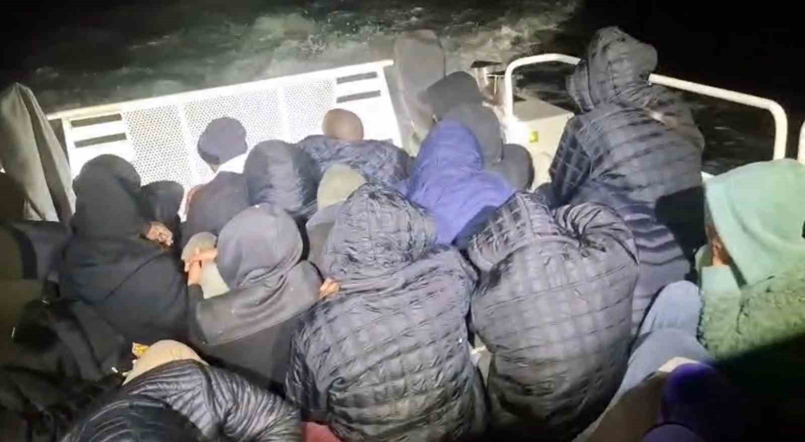 Muğla’nın Milas ilçesi açıklarında hareket halindeki lastik bot içinde 28