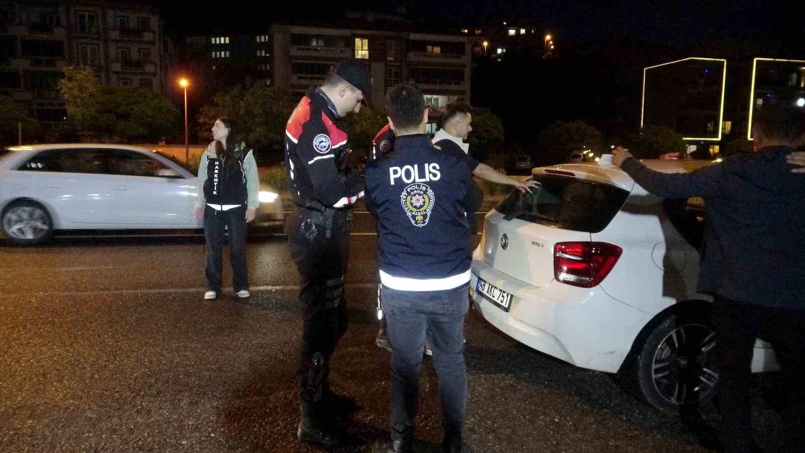 Muğla’da bayram öncesi gece saatlerinde gerçekleştirilen geniş çaplı denetimde, şüpheli