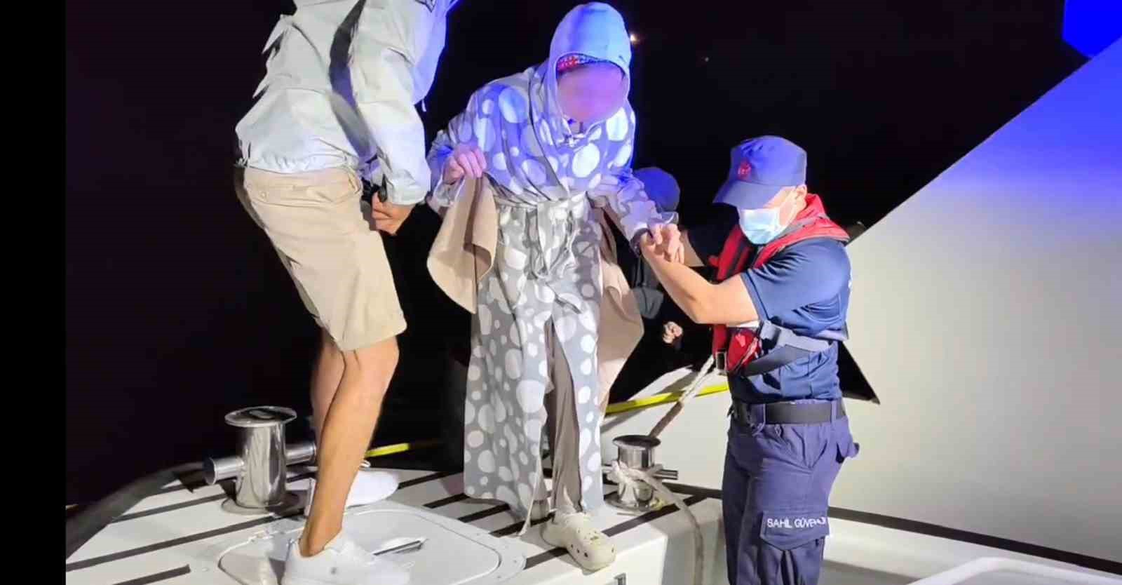 Muğla’nın Fethiye ilçesi açıklarında seyreden özel teknede rahatsızlanan vatandaş Sahil