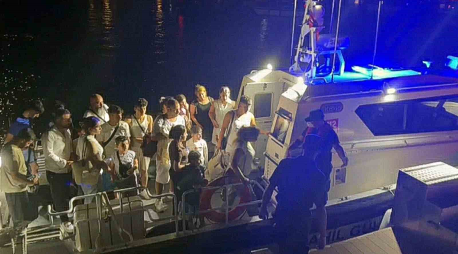 Muğla’nın Fethiye ilçesi açıklarında seyreden yelkenli tekne içinde 10’u çocuk