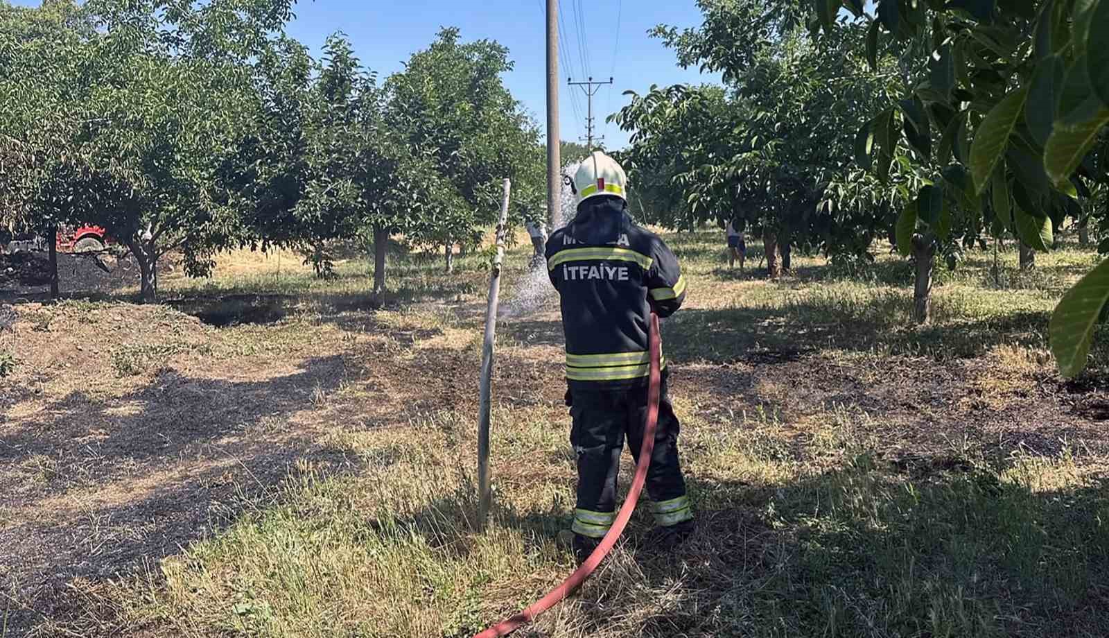 Menteşe ilçesi Yenice Mahallesinde başlayan ot yangını orman ekiplerinin ilk
