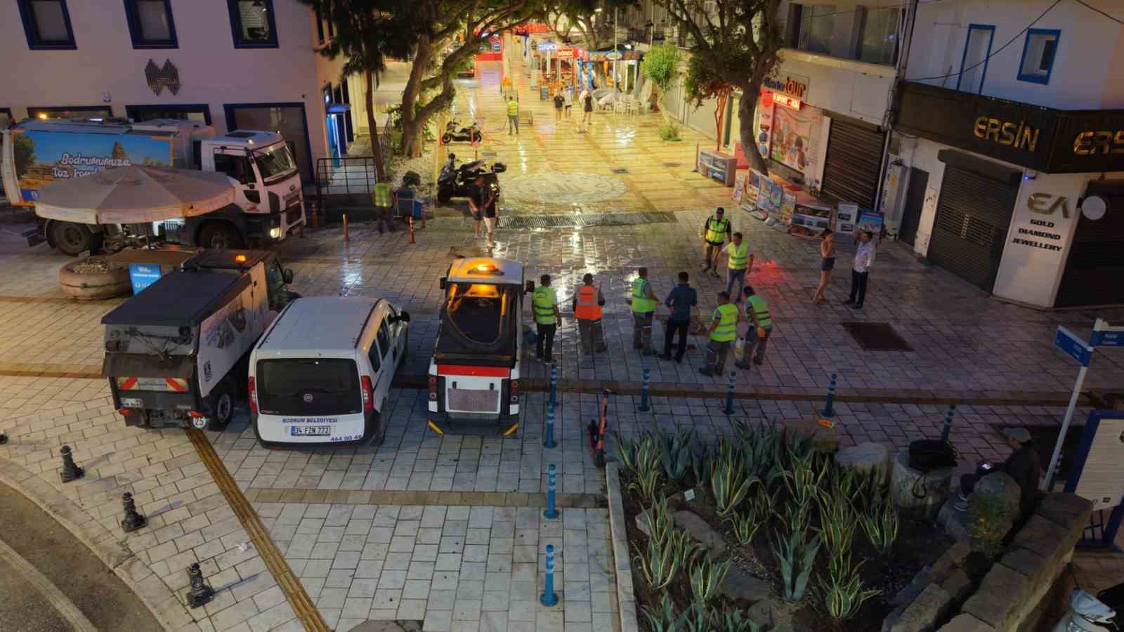 Bodrum Belediyesi Temizlik İşleri Müdürlüğü ekipleri, kent genelindeki rutin temizlik