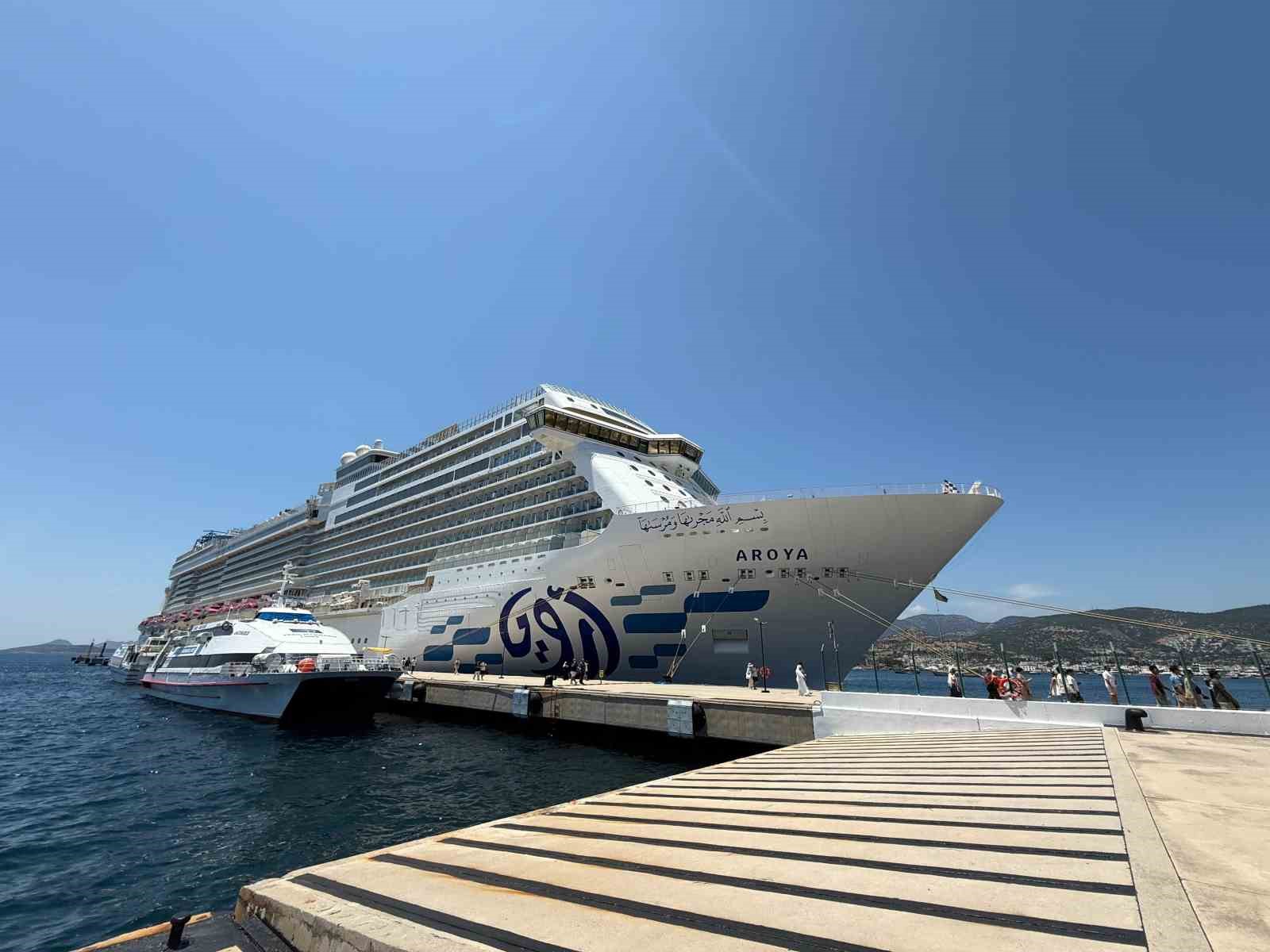 Muğla’nın Bodrum ilçesine gelen Aroya isimli yolcu gemisi, 2 bin