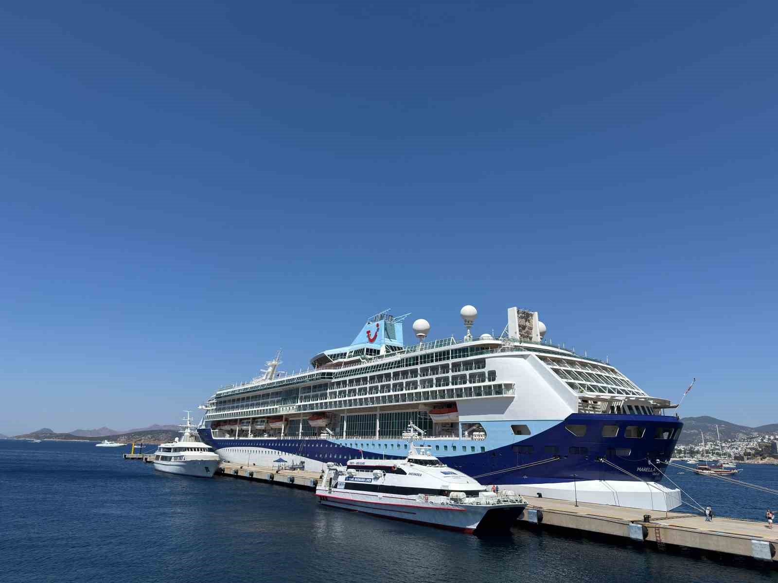 Yaz sezonunda kruvaziyer trafiğinin hız kazandığı Muğla’nın Bodrum ilçesinde, dev