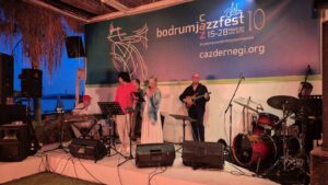 Muğla’nın Bodrum ilçesinde düzenlenen 10. Uluslararası Bodrum Caz Festivali, plaket